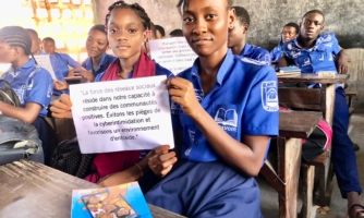 Responsabilité numérique : Le Groupe Local Justice d’Amnesty International Togo initie des sessions éducatives avec les élèves.