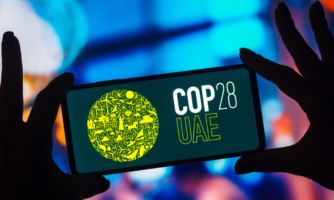 Lors de la COP28, les leaders mondiaux doivent protéger les droits humains en convenant d’éliminer les combustibles fossiles et en incitant les Émirats arabes unis à entreprendre des réformes